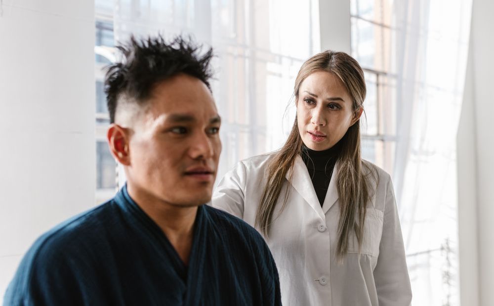 医生与患者在明亮的诊所里沟通 · A doctor consulting a patient in a bright clinic